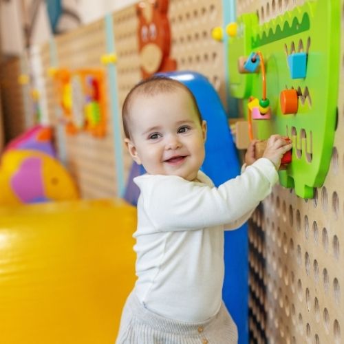 Niña en el aula de la escuela infantil en Gines