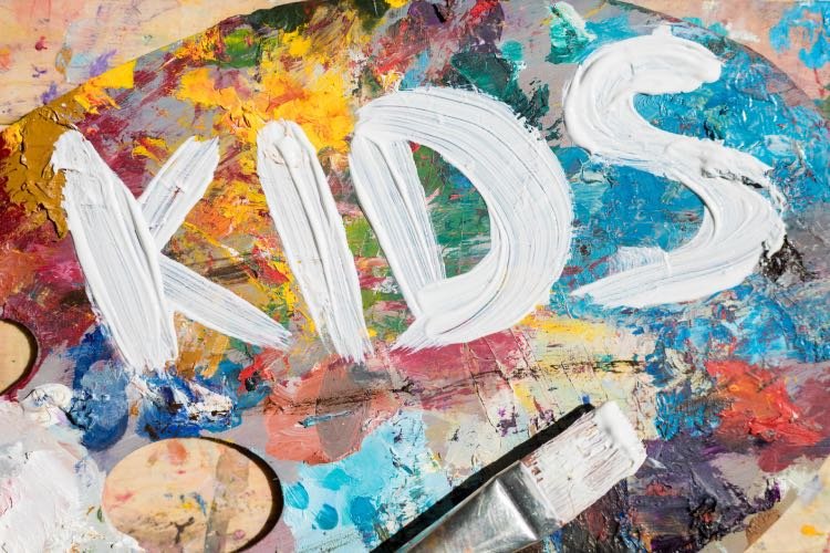 Niños en el aula de la escuela infantil en Gines
