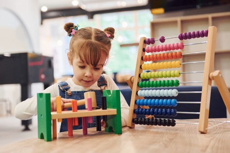 Niños en el aula de la escuela infantil en Gines