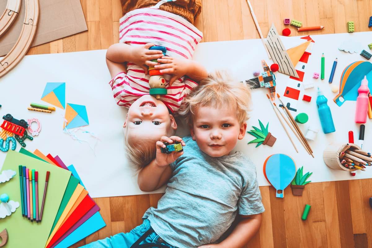 Niños en el aula de la escuela infantil en Gines