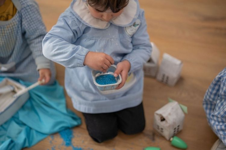 Materiales pedagógicos Montessori en escuela infantil de Sevilla