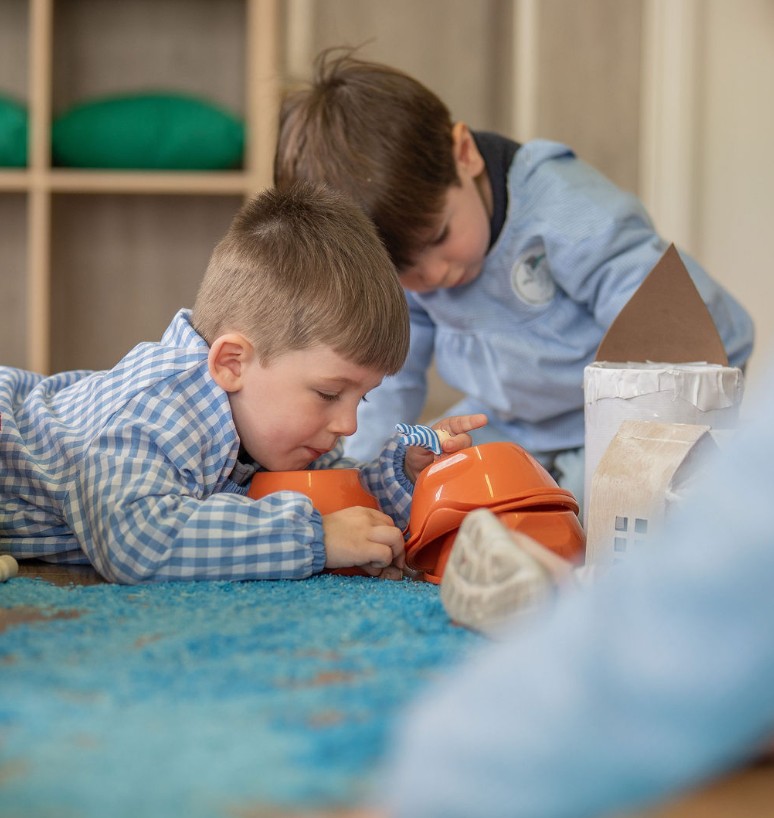 Niños en el aula de la escuela infantil en Gines